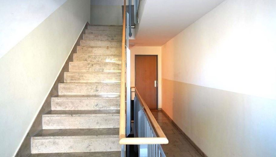 Zweitbezug! Große 3-Zimmer mit Tiefgarage, EBK, Balkon und Wanne am See! – Treppenhaus