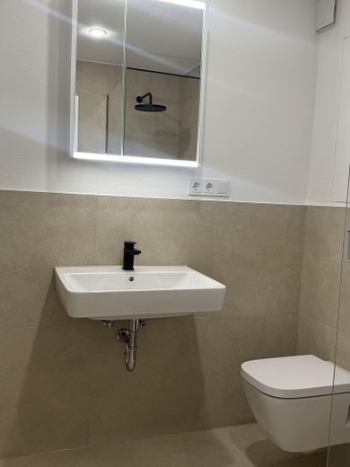 Exclusive living at Münsterplatz – high-quality fully renovated apartment with elevator and underground parking garage – Photo 10