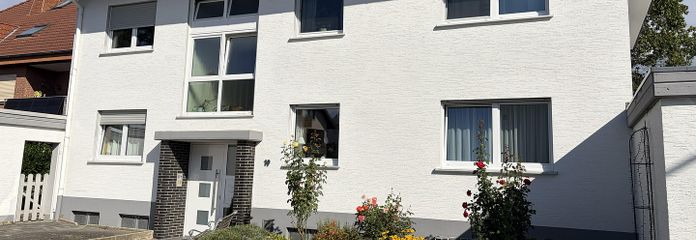 Großzügige Dachgeschosswohnung in Paderborn-Elsen – Mit XXL-Sonnenbalkon zum Entspannen! – Außenansicht mit Stellplätze
