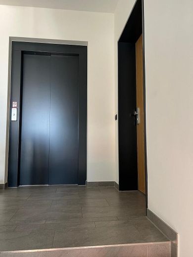 Exklusive neuwertige 3-Zimmer-Wohnung mit schönem Balkon von PRIVAT! – Hausflur