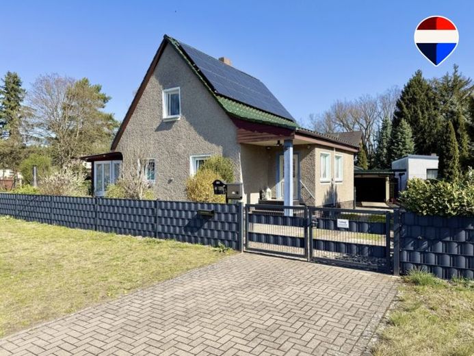 Модернізований односімейний будинок із фотоелектричною установкою та сходовим підйомником в Oranienburg-Sachsenhausen – Foto 1