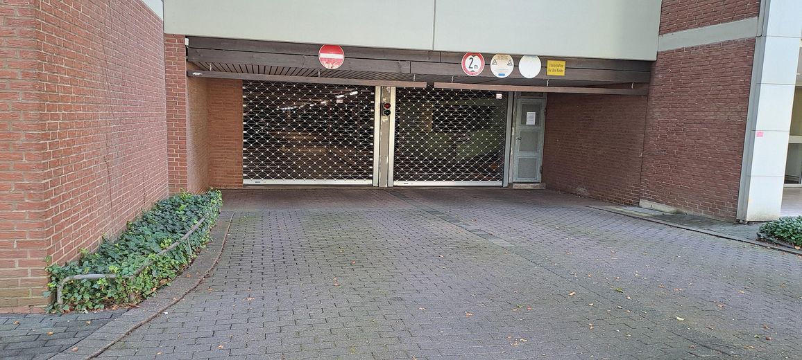 Bezugsfreie zentrale 2 Zimmerwohnung im Grünen – Garageneinfahrt