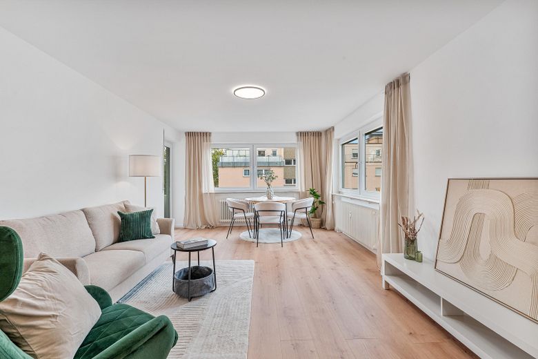 Appartement de 3 pièces moderne, élégamment rénové, avec deux balcons & parking souterrain près de la vieille ville de Leonberg – Wohnzimmer