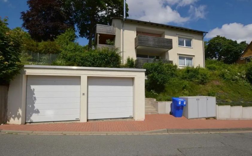 Fernblick über Bad Harzburg trifft Spa-Feeling: geöltes Parkett, Vollbad, Dampfsauna & 2 Balkone – Ansicht Haus & Garagen 