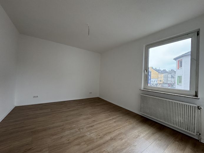 Frisch renovierte 3-Zimmer-Wohnung mit Balkon, frei ab sofort – Zimmer 3, Blick Fenster