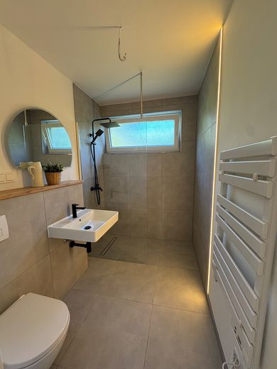 Appartement lumineux de 3 pièces – entièrement rénové & avec balcon – Badezimmer