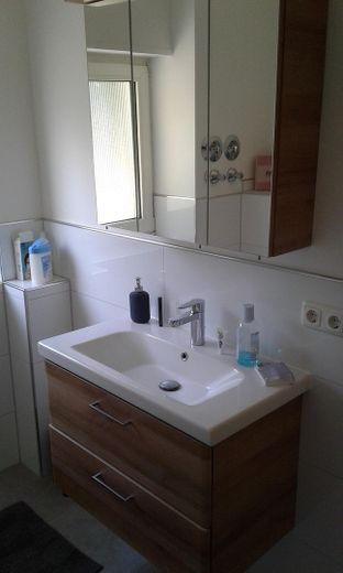 Charmante 2-Zimmer-Wohnung am Taunus – Bad mit Schränken