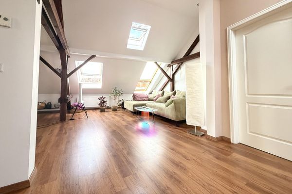 Einzigartiges Dachgeschoss +++ PROVISIONSFREI +++ 4 Zimmer, offene Balken & viel Tageslicht + Garage