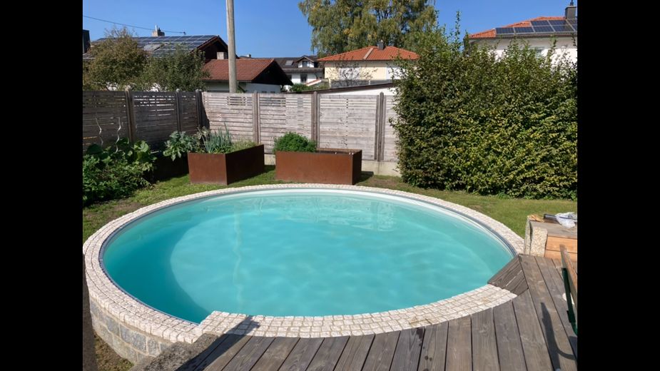 Dom w Rosenheim – Ansicht Pool/Garten ohne Zaun