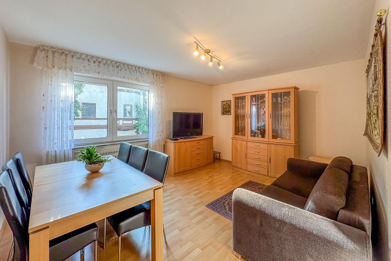 PREISWERTE 2,5 ZIMMER WOHNUNG – BALKON – TOP LAGE! – Wohnzimmer