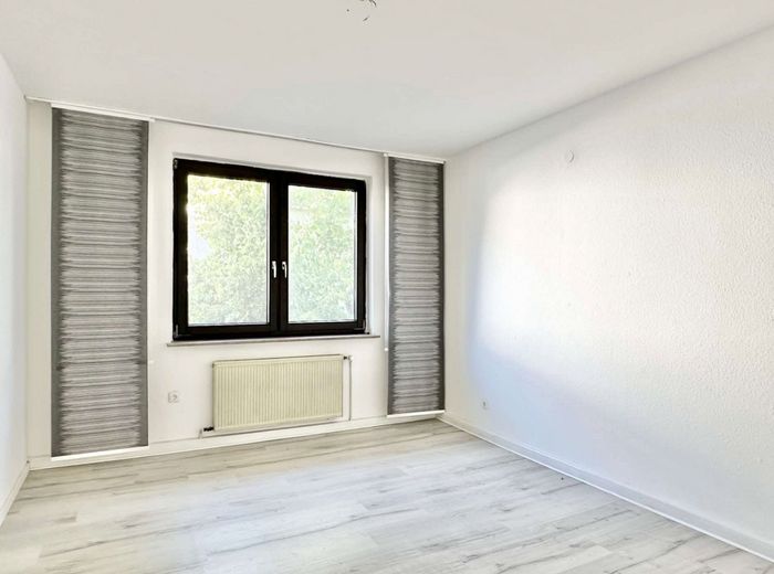 Unter Marktwert - vermietete Kapitalanlage in Köln – Wohnzimmer