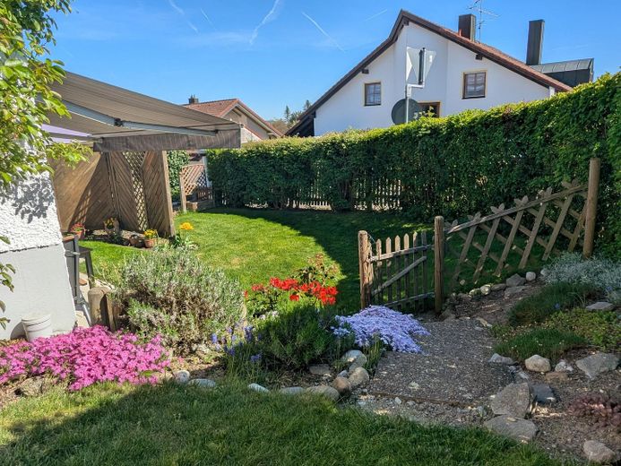 Spaziosa casa a schiera di testa, ammodernata con materiali di alta qualità, parzialmente arredata – Garten West/Süd