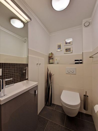 Courtagefrei: Helle und zentral gelegene DG-Maisonette-Wohnung mit Galerie und Sonnenterrasse – 07_Gäste-WC_1