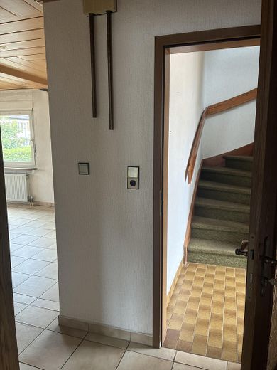 Wolnostojący dom dwurodzinny z potencjałem i dużym ogrodem, 170 m² – Flur