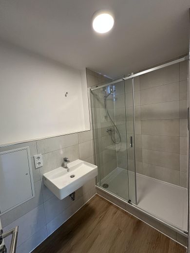 Gemütliche Wohnung (3 ZKBB) im Stadtteil Ko-Karthause inkl. Einbauküche, Balkon und Tiefgarage – Badezimmer