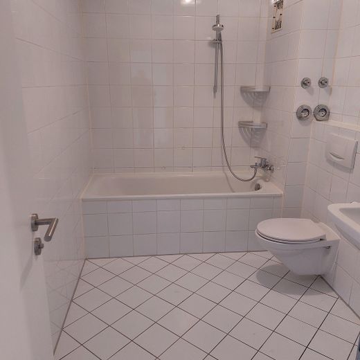 Freie, helle 2-Zimmer-Wohnung mit neuer Einbauküche und kleinem Wintergarten – Bad