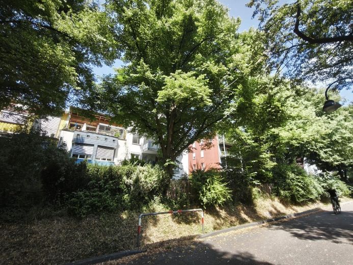 Appartamento per famiglie di rara bellezza – balcone esposto a sud-ovest, 2 bagni e posizione tranquilla di prim’ordine a Freiburg-Vauban – Blick Heinrich Mann Strasse 