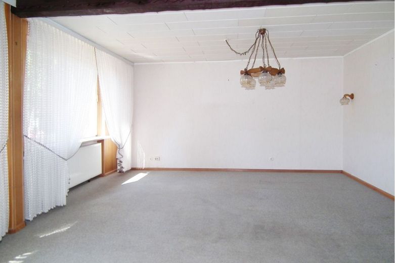 Provisionsfrei für den Käufer! Haus mit viel Potenzial - Ihr neues Zuhause wartet auf frischen Glanz – Wohnzimmer