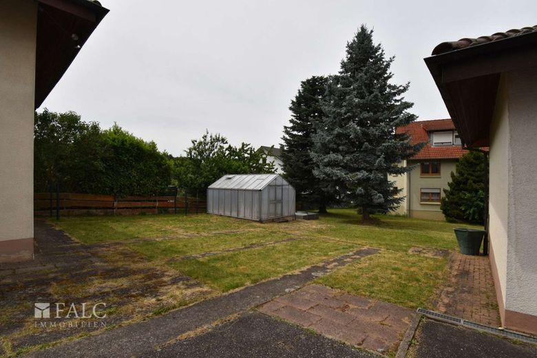 Ruhige Lage mit großem Grundstück – Garten