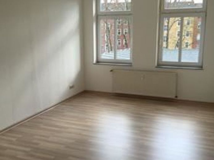 Günstige 3-Zi. mit Aufzug, Einbauküche, Balkon, Wanne, Dusche und Laminat! – Foto 1