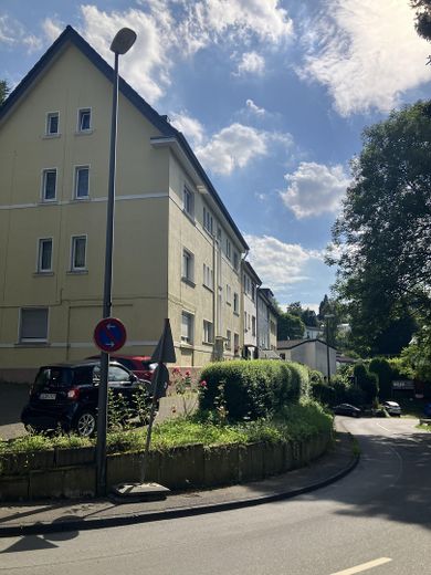 Odnowione mieszkanie 3-pokojowe z piwnicą i miejscem parkingowym w Burscheid – Hausansicht 2