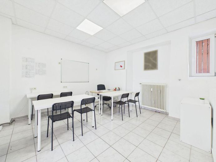 Komplett vermietetes Mehrfamilienhaus mit Gewerbe, 7 Garagen und Garten – Gewerbe Raum 2 (hinterer Raum)