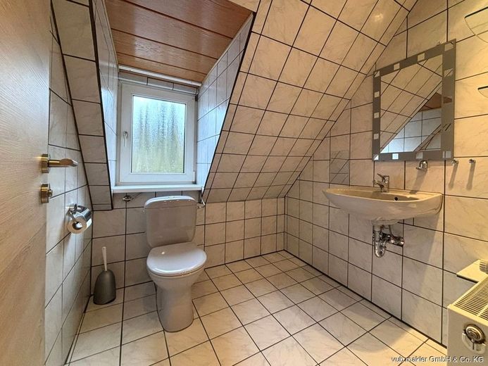 Reihenmittelhaus in zentraler Lage von Naila bietet ein großzügiges Zuhause – VUB0002349-16