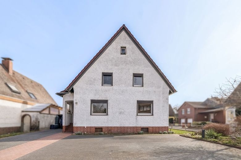 Provisionsfrei - Großes Einfamilienhaus mit Einliegerwohnung, Keller, Garage und großem Grundstück – Hausansicht