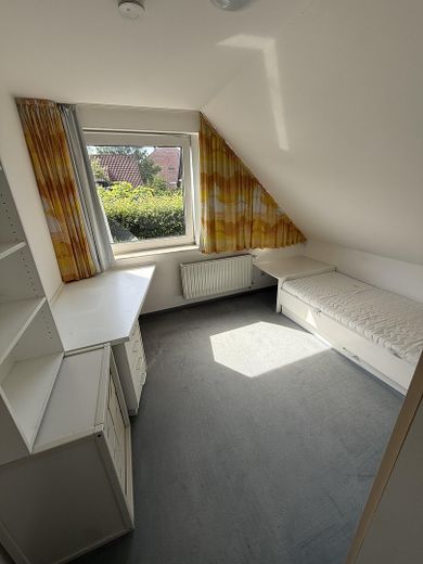 Zadbany dom jednorodzinny w stylu dziedzińca ogrodowego, zapewniający dużą prywatność – zmodernizowany i gotowy do zamieszkania – 1. Kinderschlafzimmer