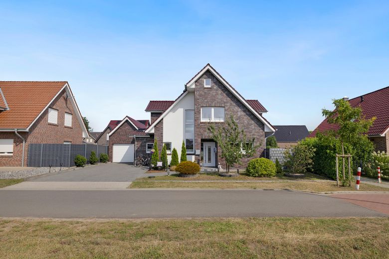 Modernes Einfamilienhaus mit Wintergarten & Terrasse in Haren (Ems) – Straßenansicht