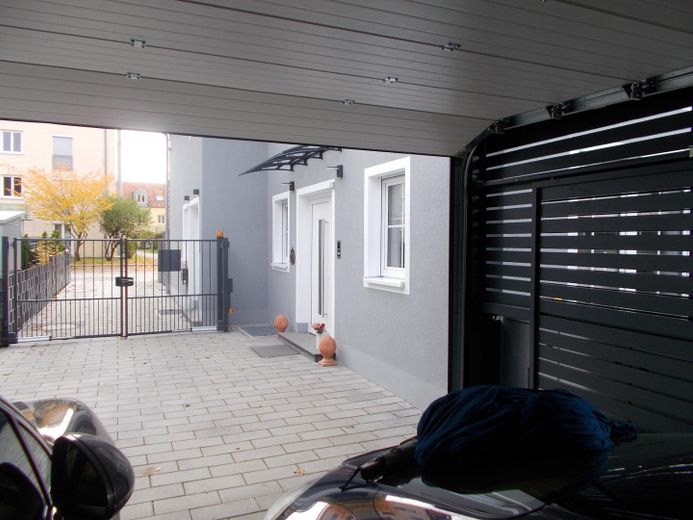 Vorplatz mit Doppelcarport