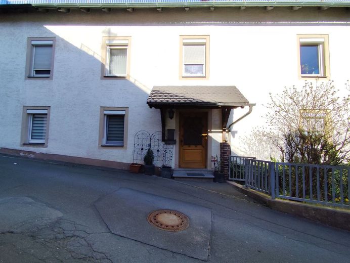Raumwunder mit Potenzial: Großzügiges Mehrfamilienhaus auf idyllischem Gartengrundstück in 95362 Kupferberg! – Altbau Eingangsbereich
