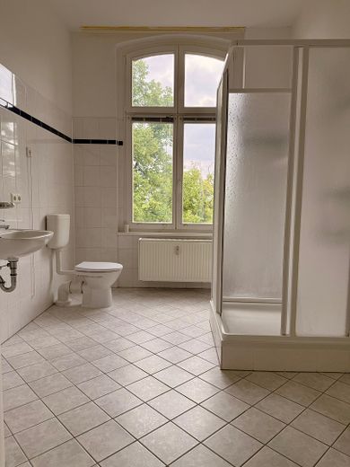 Helle, großzügig geschnittene 2-Zimmer-Wohnung – Bad