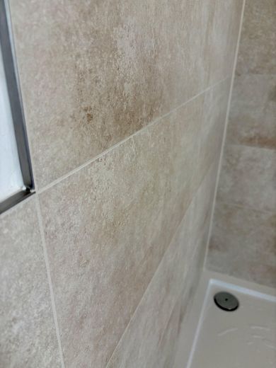 Erstbezug nach Sanierung – Moderne 2-Zimmer-Wohnung nahe Kurfürstendamm – Detail Fliesen