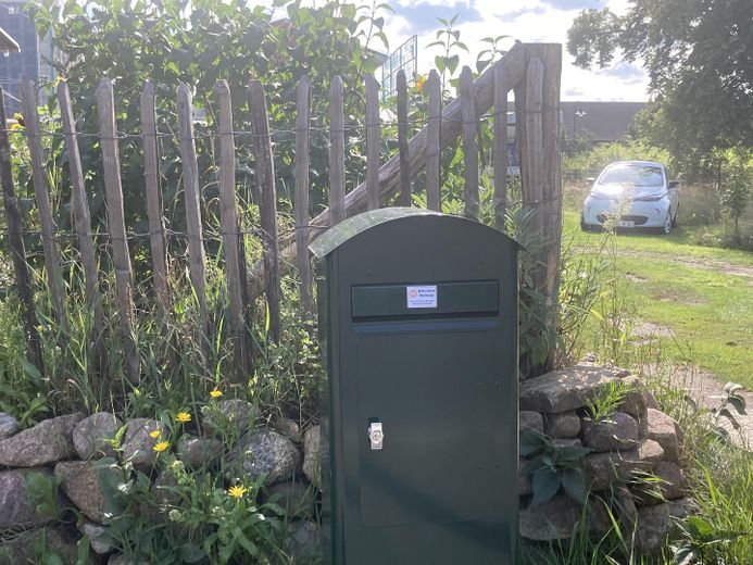 Biesenthal: 1.646 m² erschlossen, Altbau, PV-Anlage, 40 Min nach Berlin – Briefkasten an der Straße