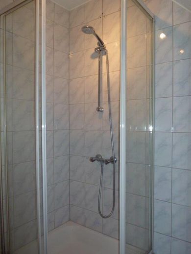 Top-Anbindung & WG-geeignet: Helle 2.5-Zi-DG-Wohnung mit EBK in Stgt-Bad Cannstatt – Dusche