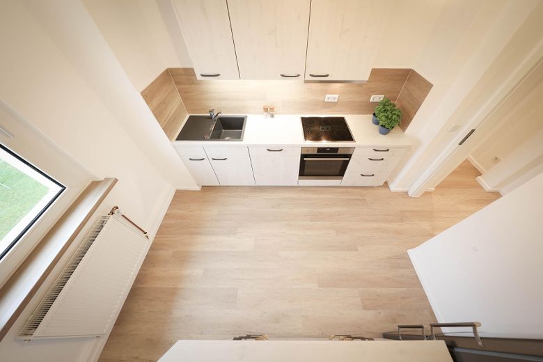 Attractively renovated + partially furnished + 3-room apartment, quietly located with fitted kitchen, cellar & bathroom with daylight – Küche mit viel Stauraum