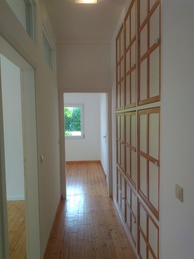 Flur mit Wandschränken