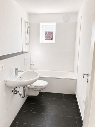 Komfort in Schwandorf: 3-Zimmerwohnung mit Balkon und 2 Bädern in frisch saniertem Quartier – Badezimmer 