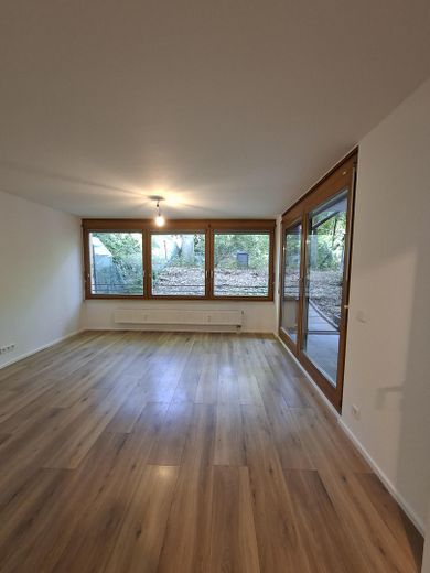 Wohnen wie im Grünen: Frisch renovierte 2-Zimmer-Wohnung (57m2) mit Terrasse & Gartennutzung – Foto 1