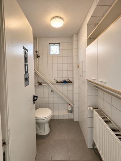 ¡Sin comisión! Nave de almacenamiento de 725 m² incl. oficina en Barsbüttel – Sanitäranlage Damen Büro EG