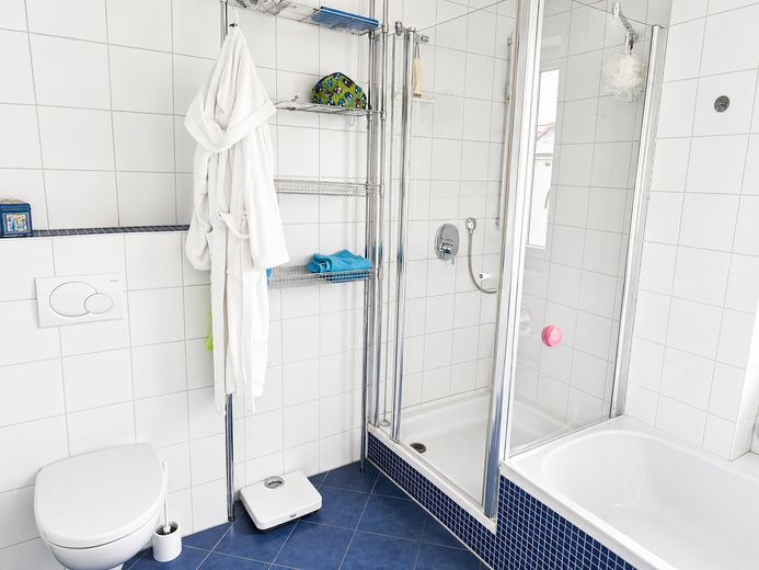 Doppelhaushälfte in München-Untermenzing - familienfreundlich, nachhaltig, durchdacht – Bad - OG WC/Dusche