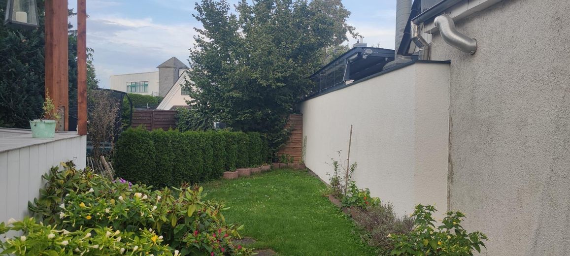 Casa a schiera di testa con camino e moderno impianto di riscaldamento ibrido a gas a Berlino-Rudow – Garten