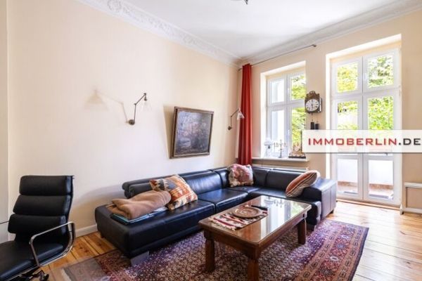 IMMOBERLIN.DE - Charmante Stuck-Altbauwohnung mit Westloggia