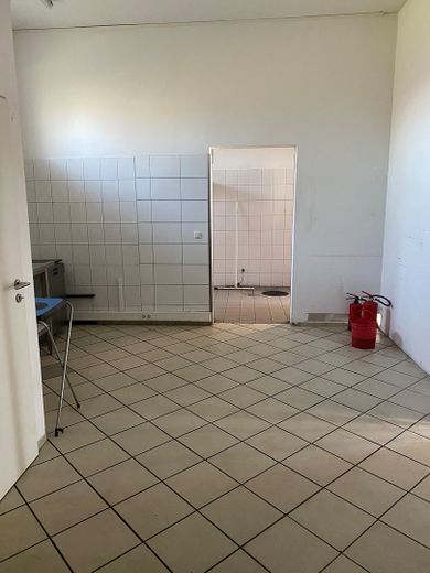 Imbiss/Restaurant/Cafe in Lentföhrden  - Top Lage an der Bundesstraße zur A7 – Lagerraum/Durchgang zur Küche
