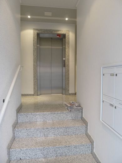 Treppenhauseingang+Fahrstuhl