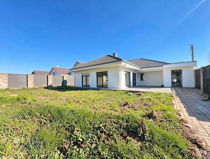Moderner Bungalow mit großzügigem Garten und Garage – Außenansicht