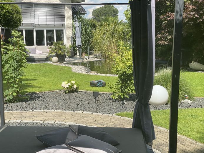 Exklusives Einfamilienhaus mit Wellnessgarten – Wohnen auf höchstem Niveau – Blick von der Sauna in Garten
