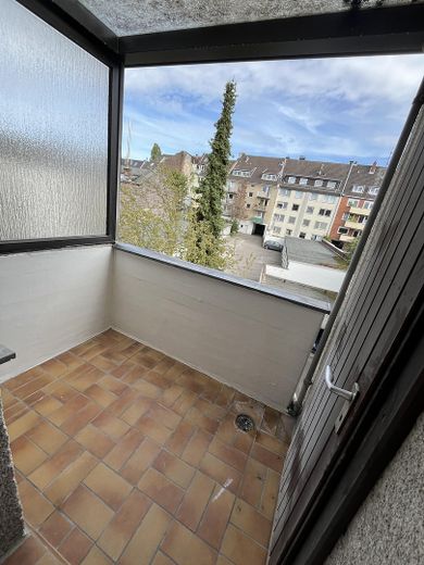 Bright renovated apartment with balcony – Photo 2