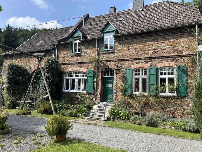 Großes freistehendes Haus mit großem Grundstück in Alleinlage – Eifel – Foto 3